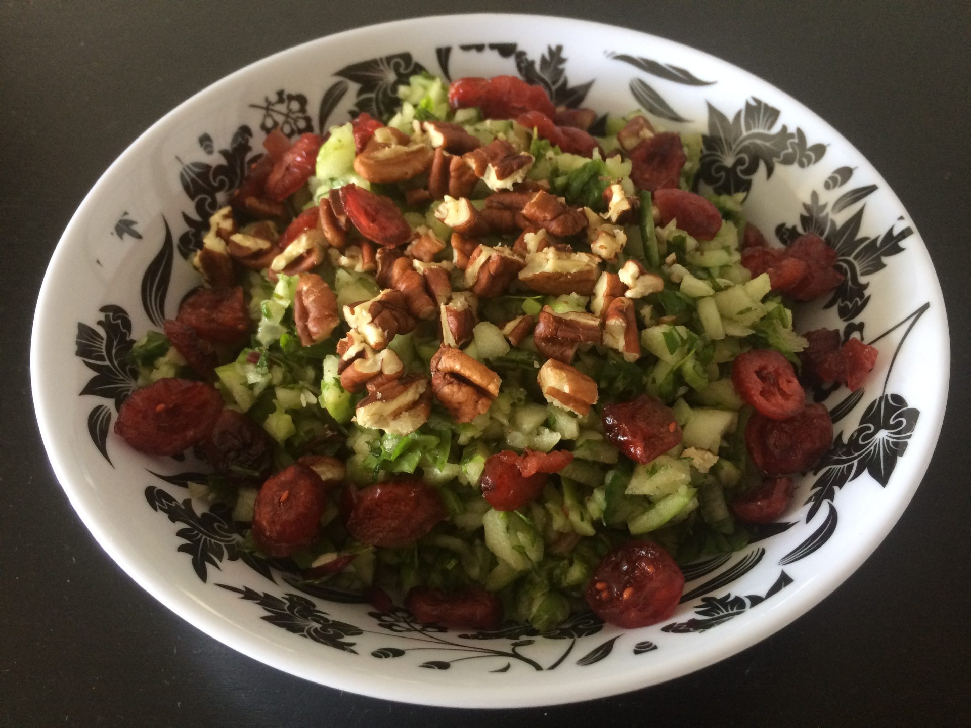 סלט ירוק עם פקאנים וחמוציות