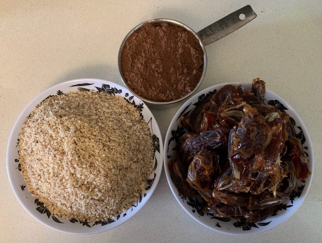 רכיבים - כדורי שוקולד תמרים ורגוזים