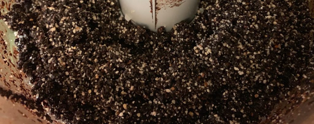 תערובת - כדורי שוקולד תמרים ואגוזים