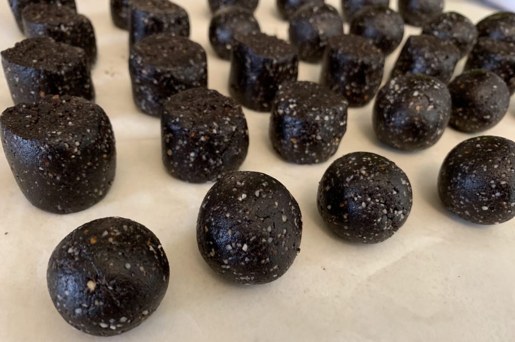 מגולגלים - כדורי שוקולד תמרים ואגוזים